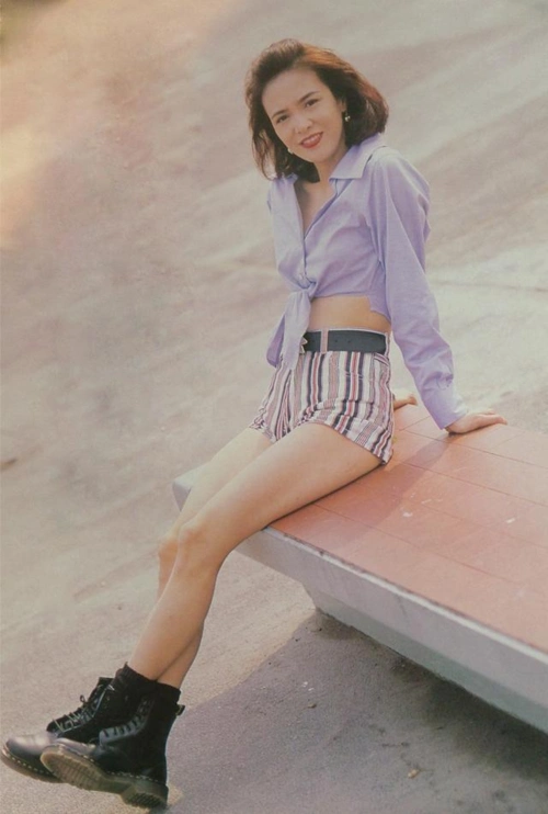 62岁郑裕玲衣着休闲蓝色上衣深色牛仔裤身材苗条笑容不自然