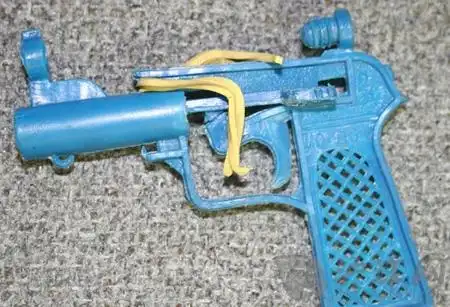 橡皮筋手枪(rubberband gun) 在pp弹手枪还没出来之前都玩这个.