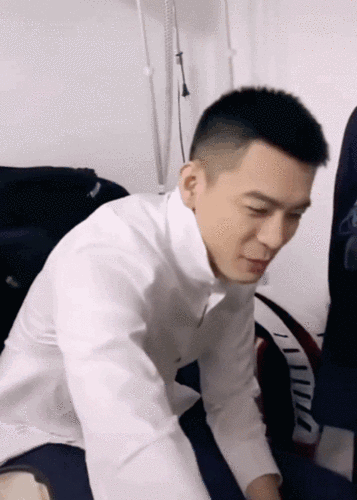 原创友人曝光杨鸣更衣视频脸确实很帅可运动型男怎么也有小肚子