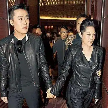 2014年,关淑怡再现身时,身边的儿子已经长成了高个的帅气小伙儿.