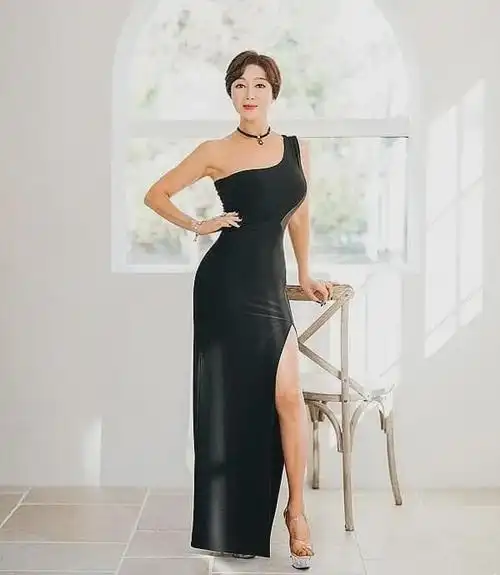 64岁阿姨和儿子合照被误认为是姐弟恋健身让人涅盘重生