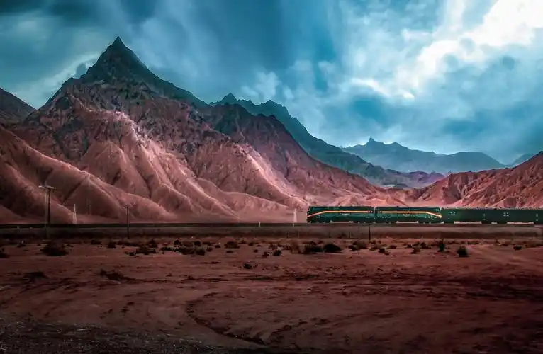 山谷列车拍摄于青海格尔木昆仑山南山口图中的火车是在格尔木加挂了