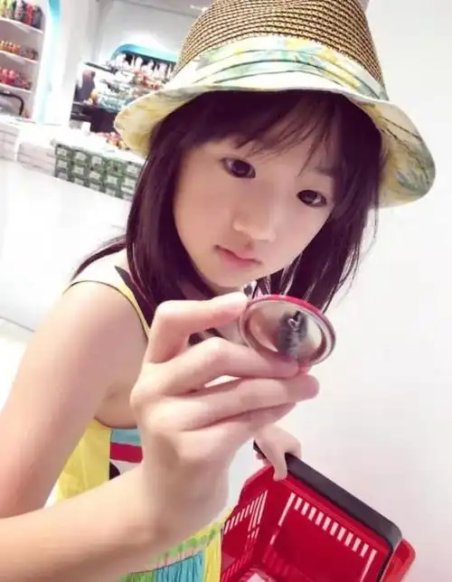 吴尊女儿neinei长大了,遗传了父母的高颜值,成为了一个小才女!