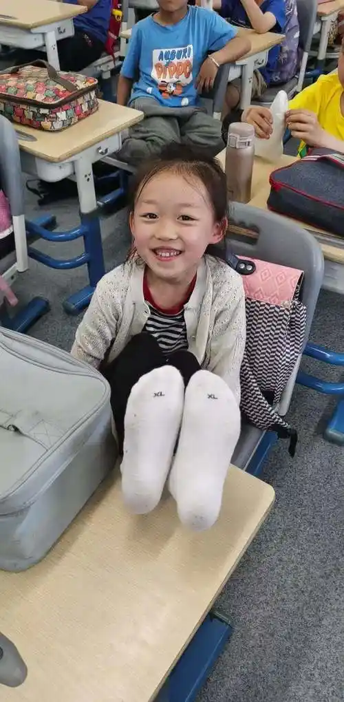 杭州一小学推护袜劳动实验让学生想办法保持白袜子干净