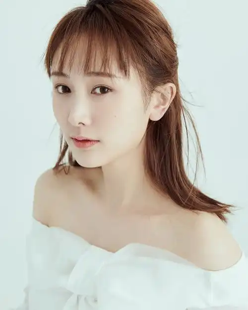 鲁佳妮夏日写真曝光 清新自然浪漫纯净