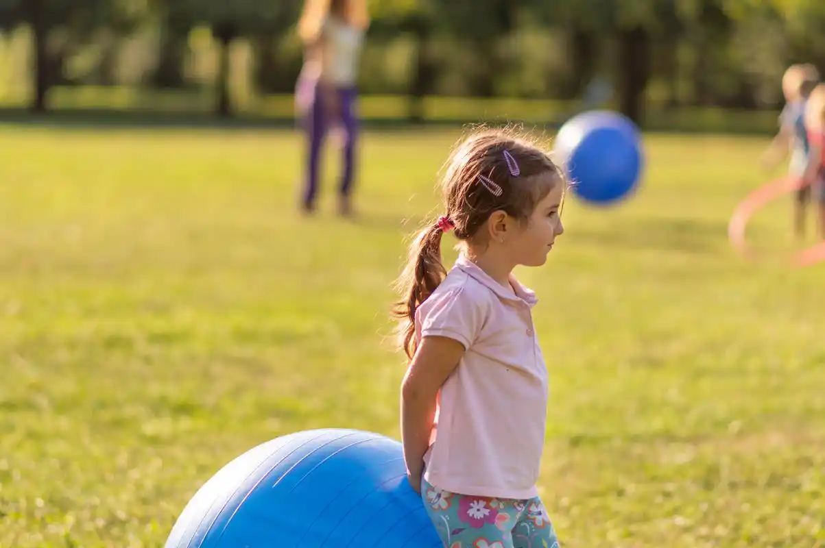 儿童户外运动应避开上午10时到下午4时.
