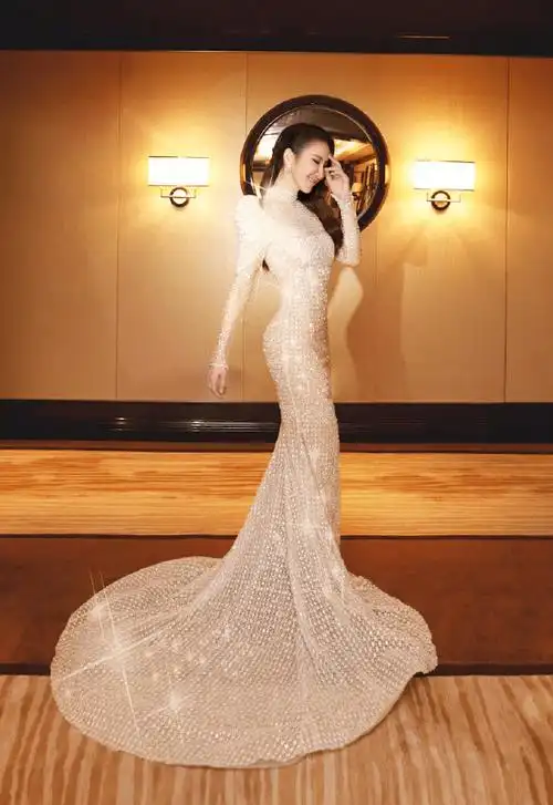 47岁李玟罕晒性感泳装照穿比基尼秀细腰美背素颜出镜状态好