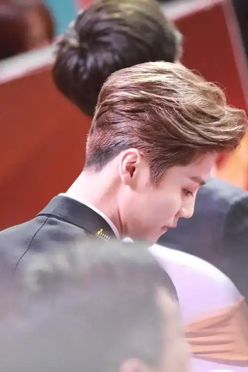 鹿晗栗子同款发型话题上热搜 鹿晗可爱后脑勺发量优越