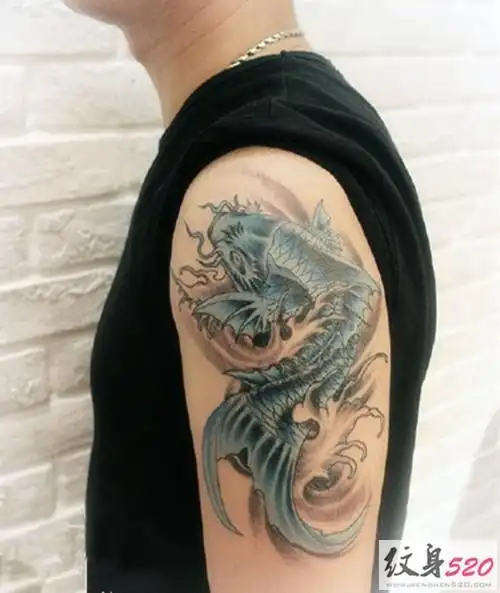 男性帅气大臂鲤鱼纹身图案大全