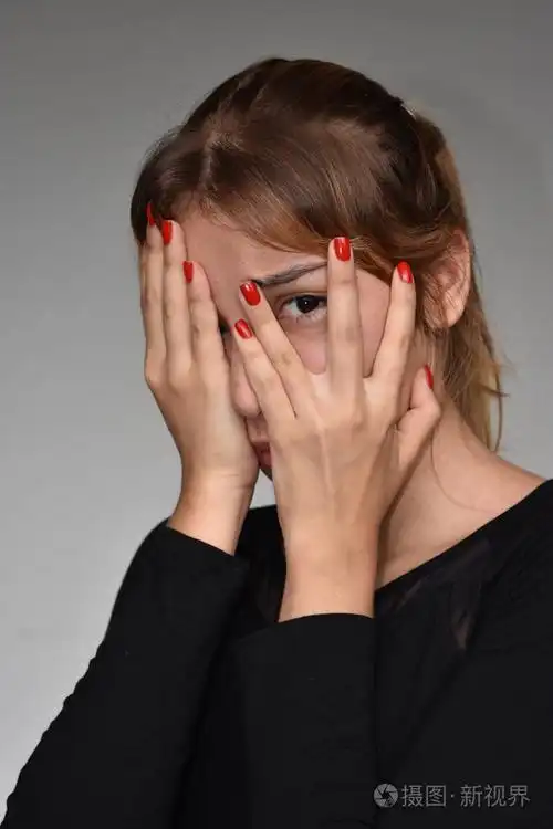 害羞的拉美裔少女