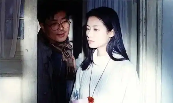 多年后,徐静蕾登上《跨界歌王》舞台,特邀李亚鹏共唱那部经典剧集的