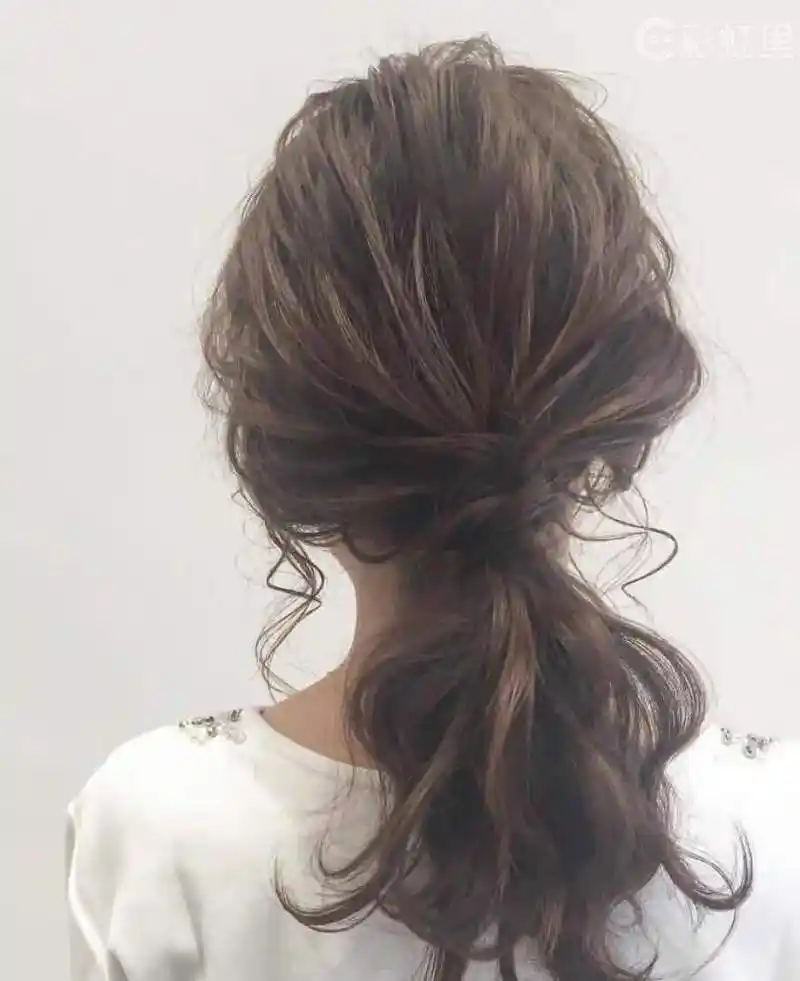 卷发的女生怎么扎头发?6步轻松扎出优雅范