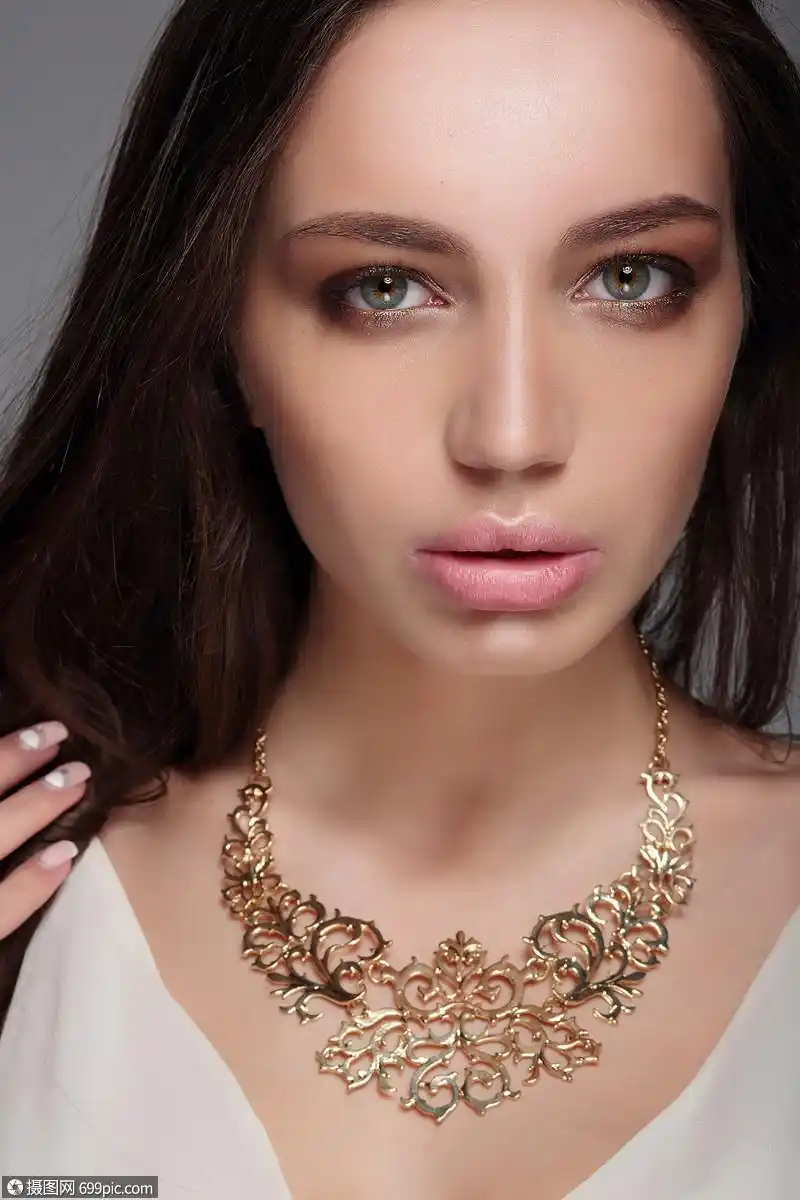 白种人迷人的感时尚模特,着深色的长发,美丽的眼睛,饱满的嘴唇,完美的