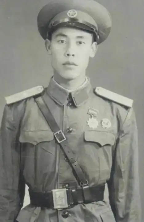 刚一下车,就被人群包围住,很多人都惊奇的看着眼前这位穿着军装的人