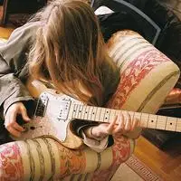 抱着吉他的女生头像文艺弹吉他的女生头像图片