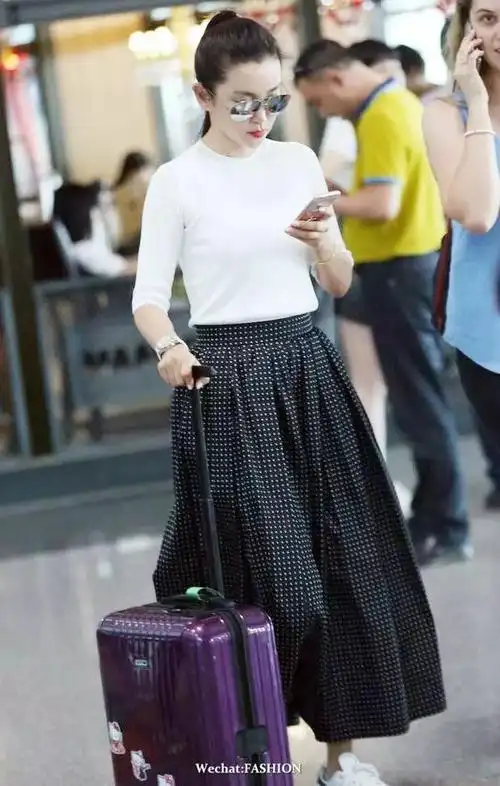 明星40岁的周韵穿着波点长裙重回25岁