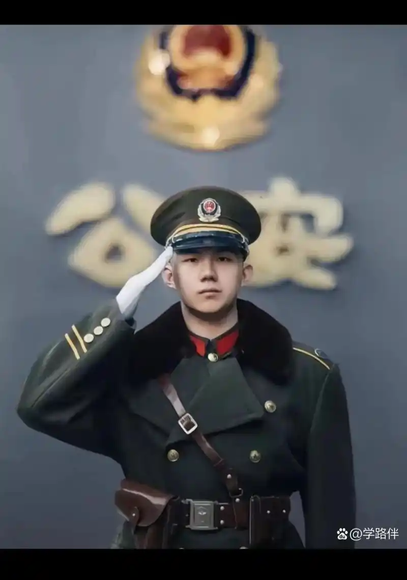 八三式警服是装备武警部队警服种类中,最好看的一期警服,庄严大