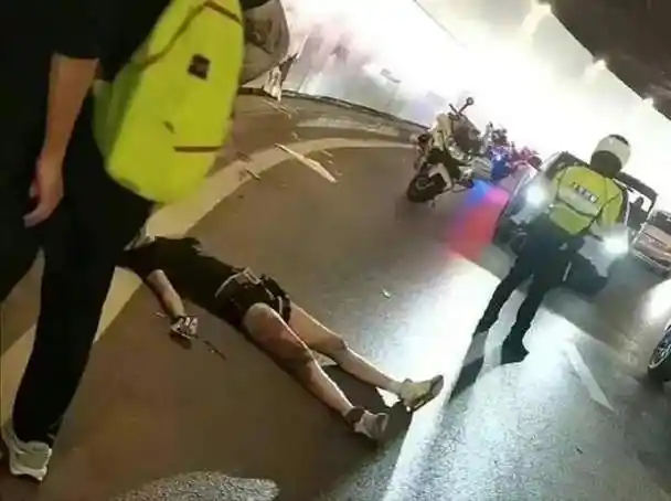 女骑手车祸摔伤!丝袜都磨烂了!画面不忍直视!