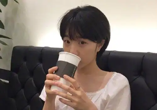 超短发可以说是学院风最佳发型 乖巧女生文艺范儿短发必备碎发刘海