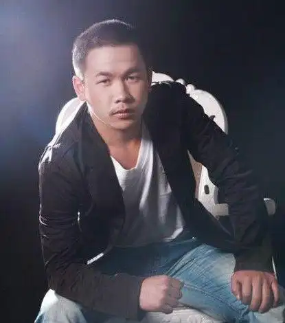 微博上一位网友爆出上海星尚频道主持人杨吕.