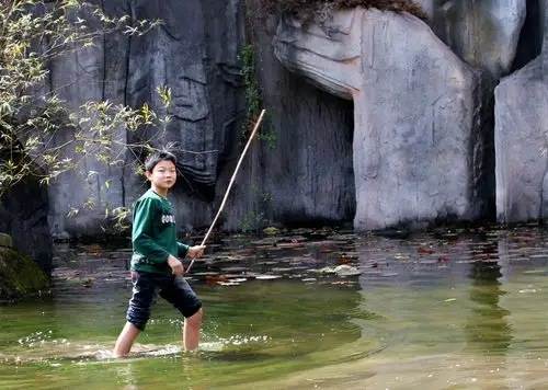 戏水的男孩