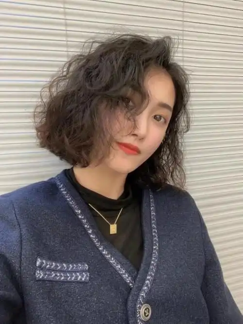 天凉了头发也该烫了今年流行的全头烫上线准备烫发请收藏