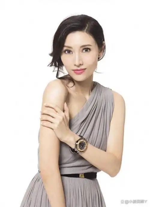 李嘉欣新照曝光,优雅迷人迈入新年,爱情事业双丰收!