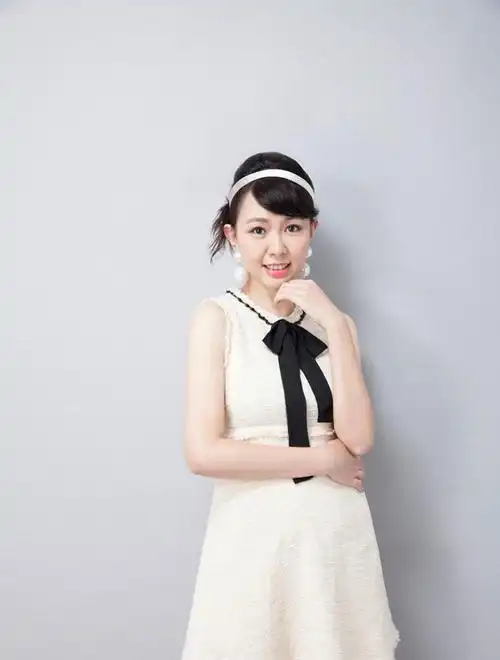 42岁卓依婷罕见现身三亚,现在的她和曾经颜值相比,简直判若两人