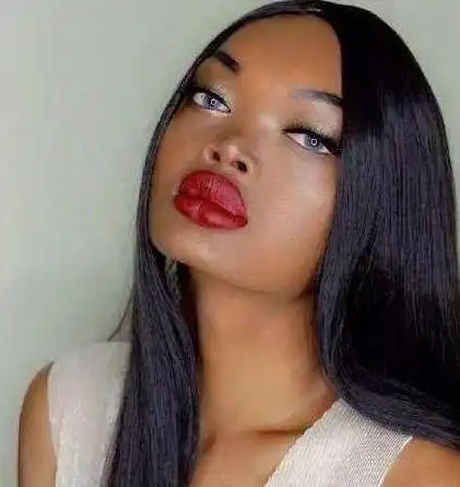 世界人都欣赏她不一样的"美",用行动来证明她是可以做到的,虽说"很丑"