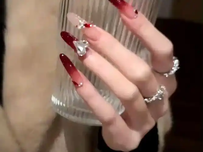 酒红碎钻美甲#晒晒你的新年美甲 #显白颜色 #新年战甲 #酒红碎钻美甲