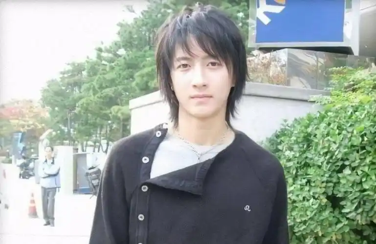 36岁韩庚罕发文,晒旧照庆祝出道15周年,网友直呼颜值逆天!