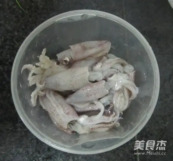 的同时将小鱿鱼,除去内脏与墨袋,我的方法是用筷子夹出来,并清洗干净
