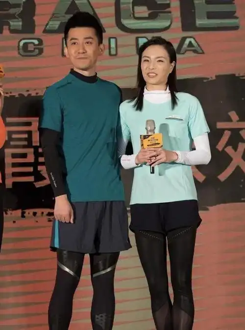 吴敏霞与老公低调现身,同穿运动装简约舒适,嘟嘴卖萌好可爱