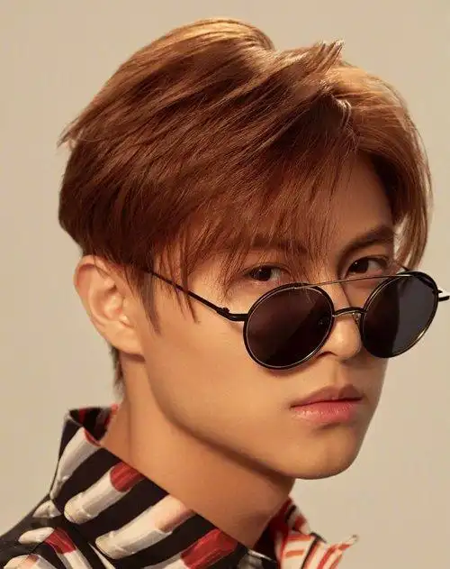 方脸男生时尚好看的短发发型打造酷帅潮男必梳的刘海短发设计3