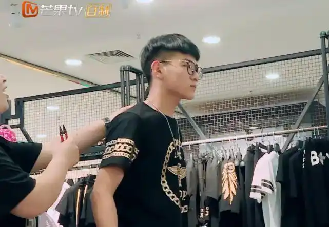 变形计城市富二代大手笔购物看清标价那刻一年工资都不够