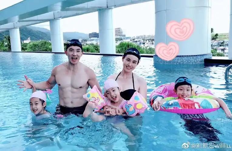 刘畊宏爆红看了他的全家福后评论区留下1000条恶言