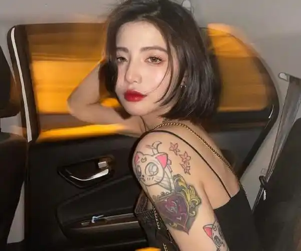 万小七挑战不良少女形象胳膊刺青太醒目整体气质都被破坏