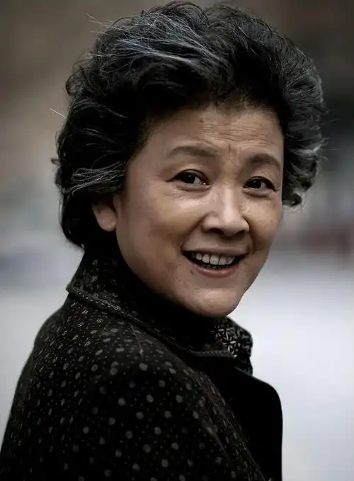 宋春丽:29岁因拍戏终生不育,61岁收养女圆当妈梦,如今苦尽甘来