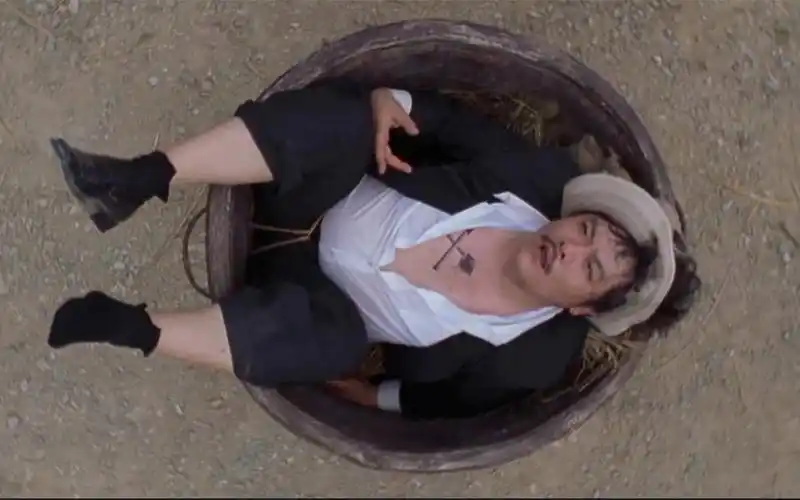 有一点至今没看明白,林雪饰演的斧头帮大佬是被谁打飞的,酱爆吗