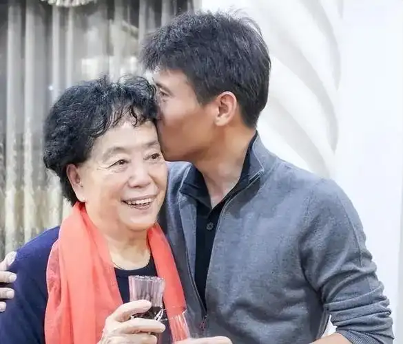 回顾李乃文曾不温不火娶圈外妻子年近五十慢慢变知名演员