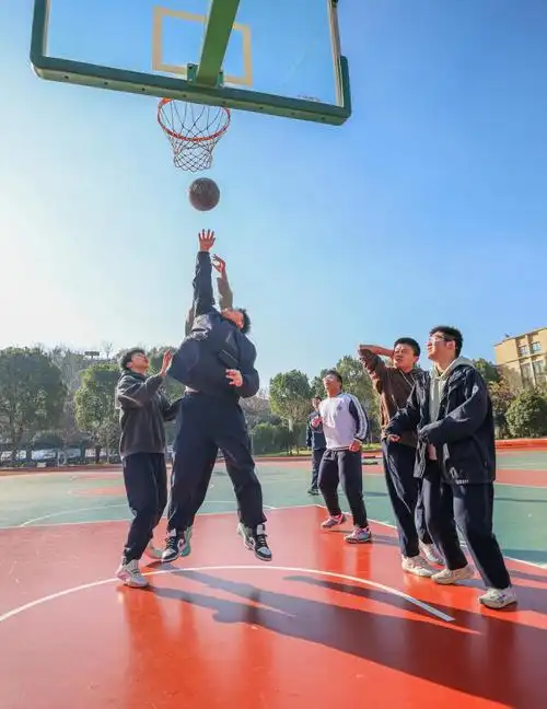 课间休息,海亮外国语学校的学生们在运动场打篮球.蒋雨师摄
