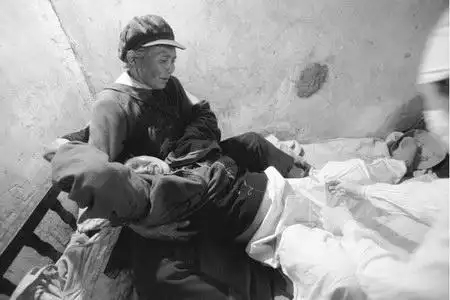 图文:图片故事-孕妇用力把孩子生下来