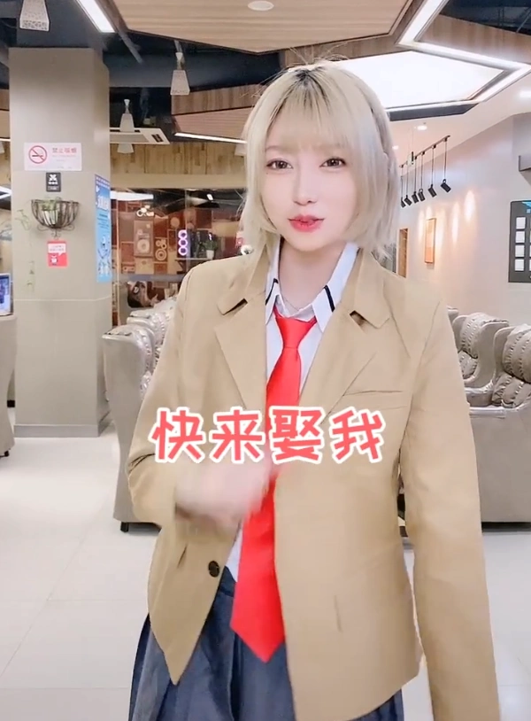 咬米又转变人设,从女网管变老板,套路这么多,难怪涨粉快