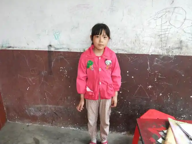 一位生活在大巴山深处的贫困农家女孩,现就读于漆树乡中心小学二年级