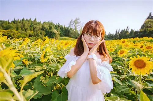 向日葵下的美女小清新女生图片