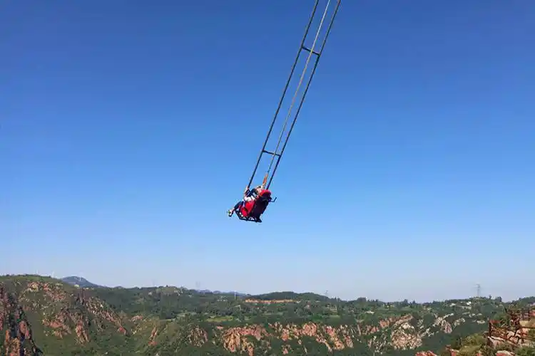 悬崖秋千在挑战极限中触摸天空