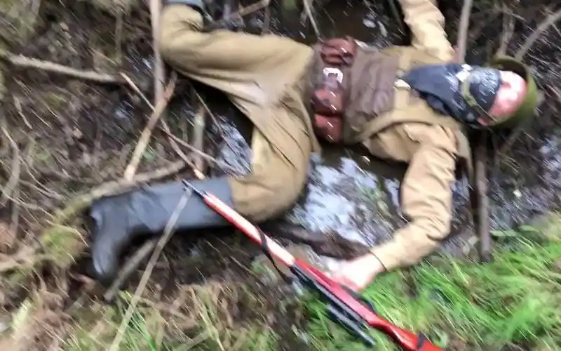 表演穿马靴的士兵中弹的样子10发现倒地友军判断死活