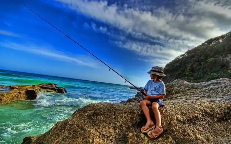 海边钓鱼的小男孩桌面壁纸