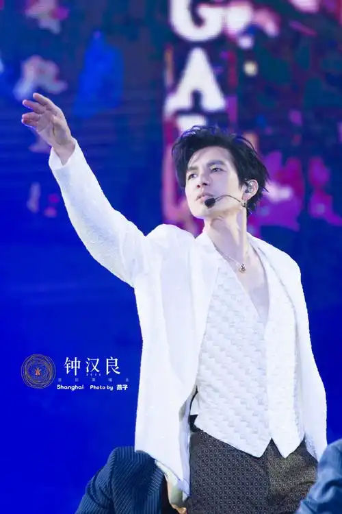 钟汉良超话#钟汉良o巡回演唱会#这就是最复古的酷@钟汉良@钟汉良