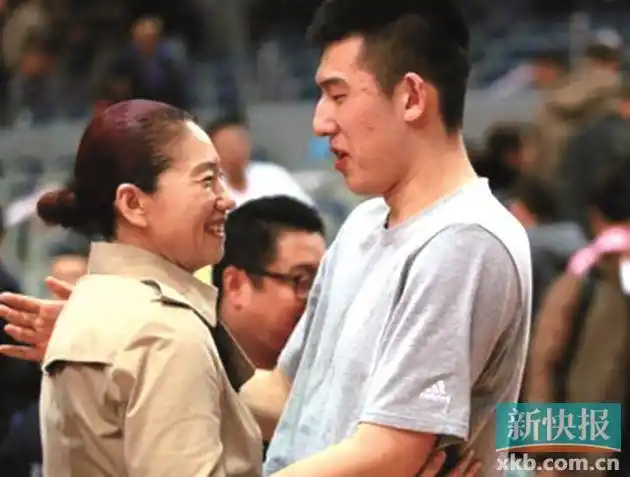 女篮名将王芳与儿子张镇麟.